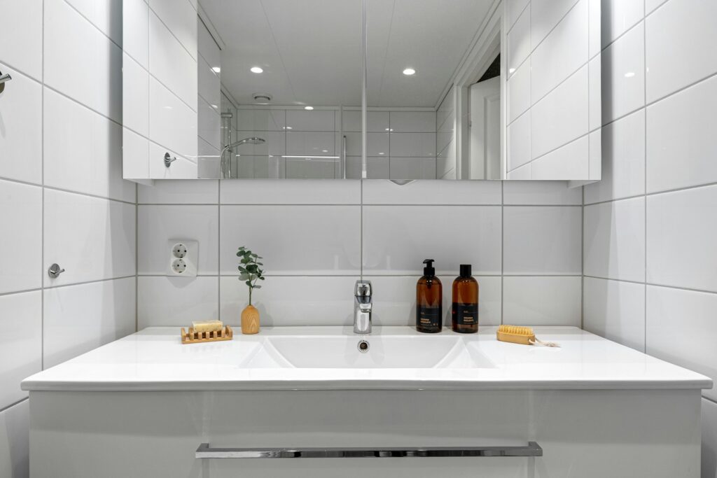 A bathroom with a sink and a mirror