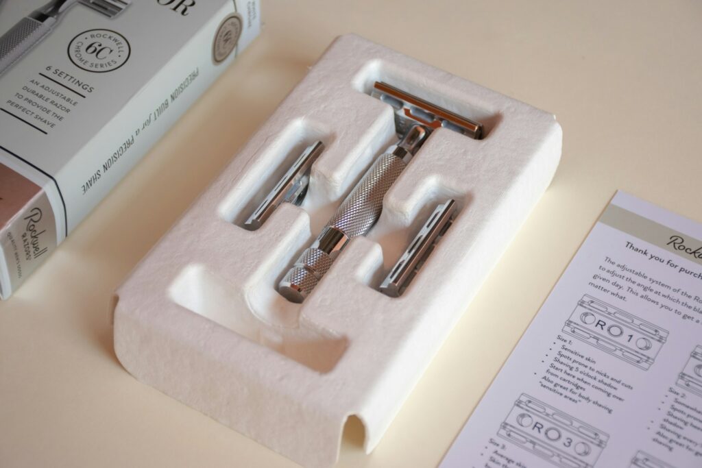A box with safety razors.