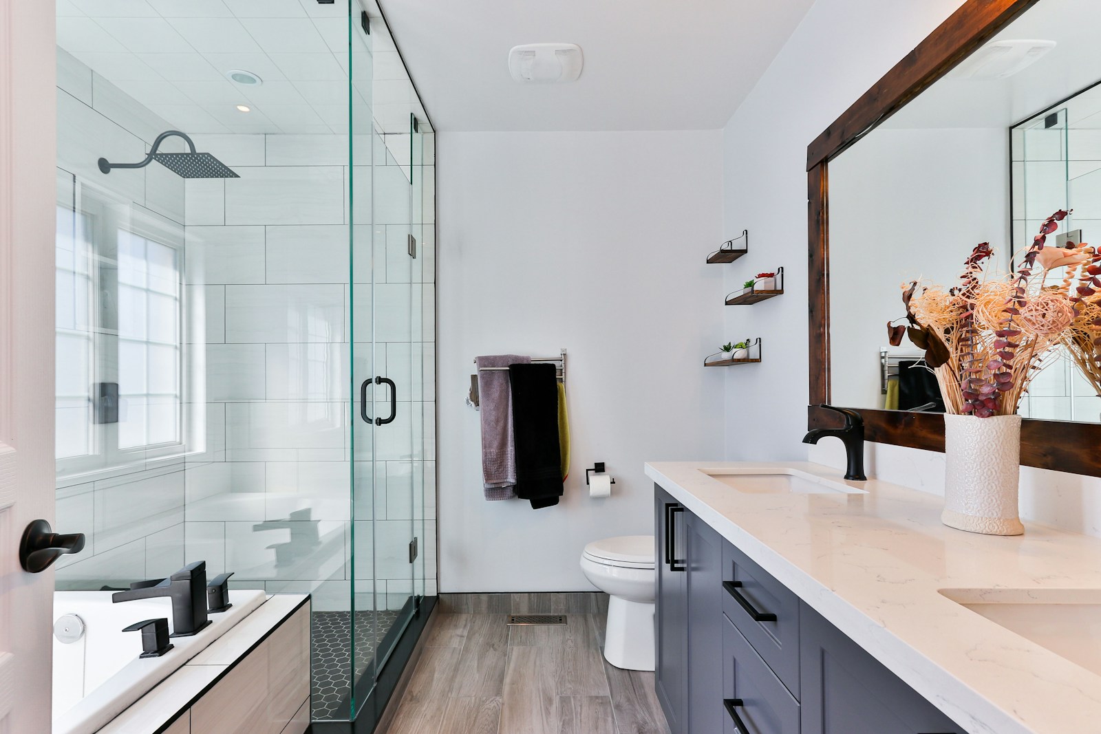 White ceramic sink near white ceramic sink