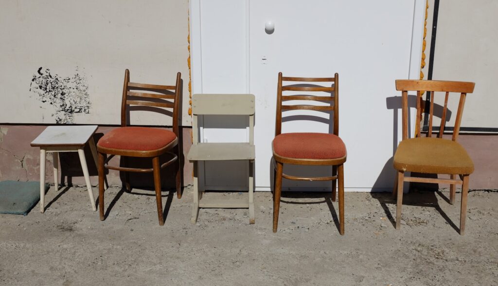 A group of three chairs sitting next to each other.